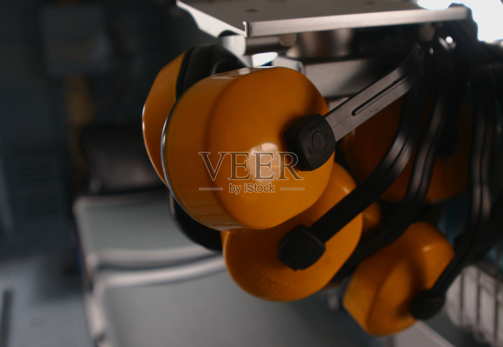 黄色耳罩悬挂在直升机驾驶舱照片摄影图片