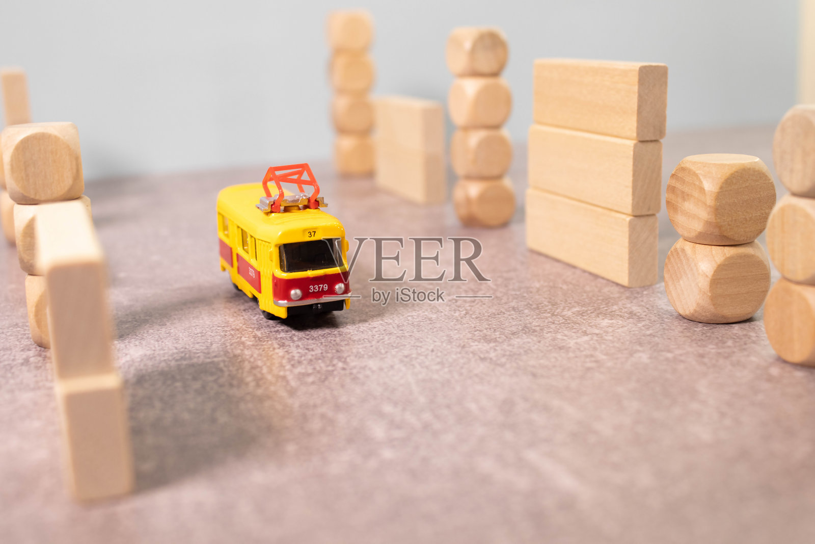 意大利米兰市中心历史悠久的有轨电车。一辆老式的公共交通车，经过市中心的大教堂和歌剧院。照片摄影图片