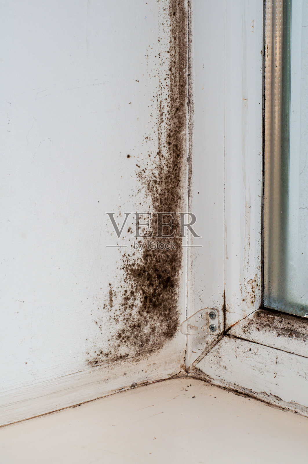 窗坡上有黑霉，塑料窗有结露。墙体结冰问题照片摄影图片