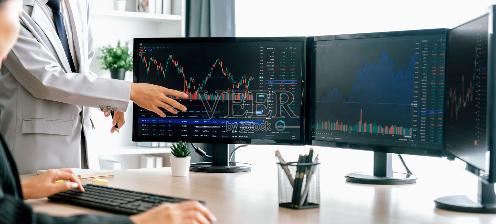 股票经纪人把感兴趣的股票送给熟练的女商人。新兴的. .照片摄影图片