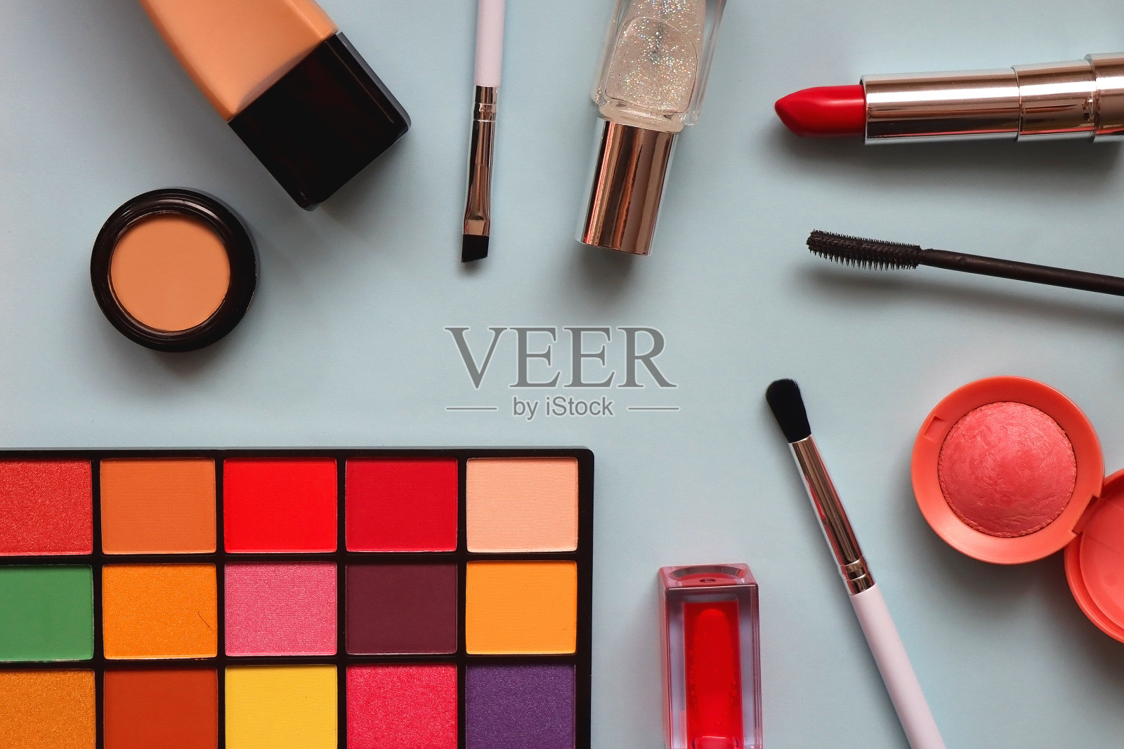 蓝色背景上的各种化妆产品照片摄影图片