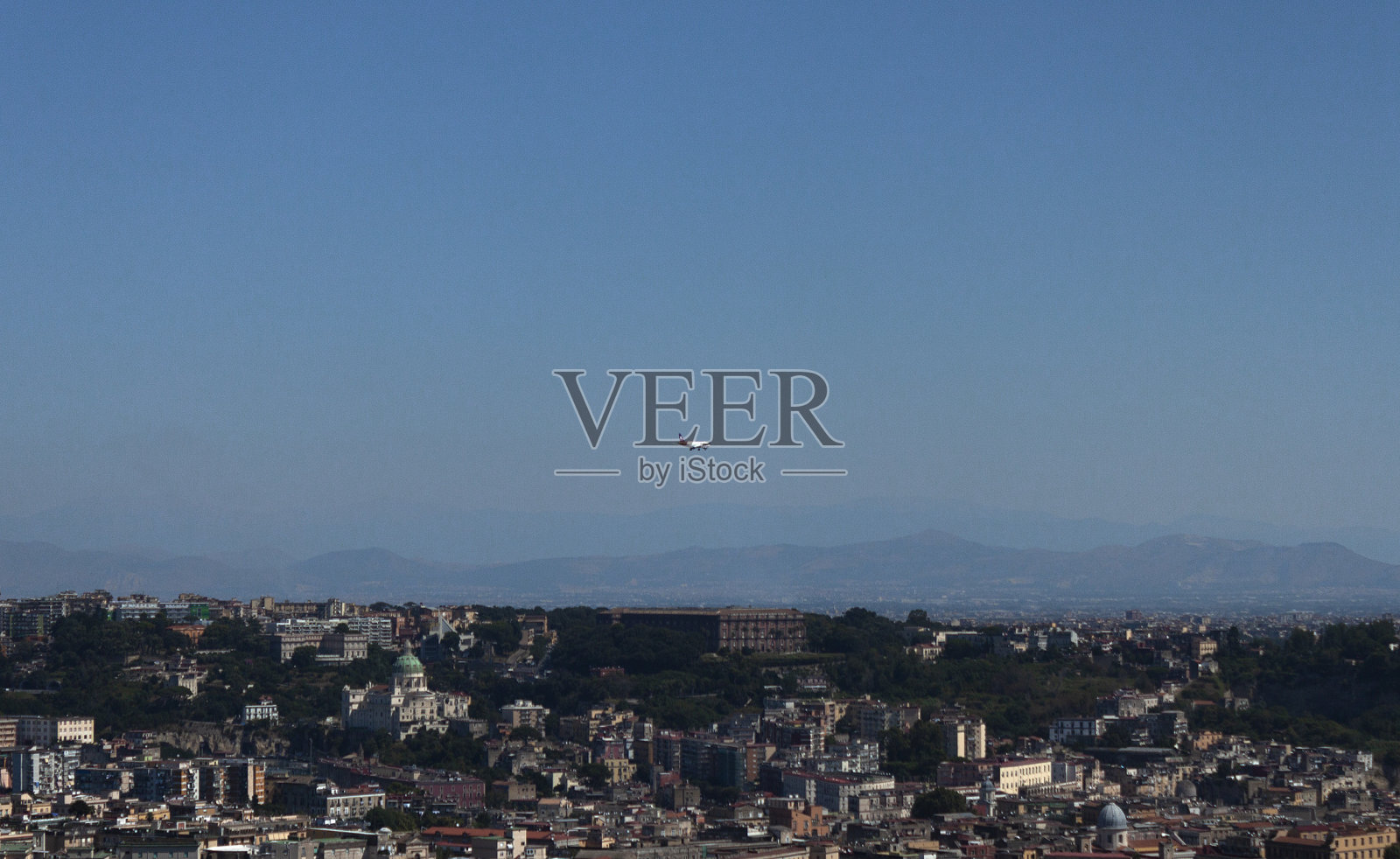 飞得离城市这么近照片摄影图片