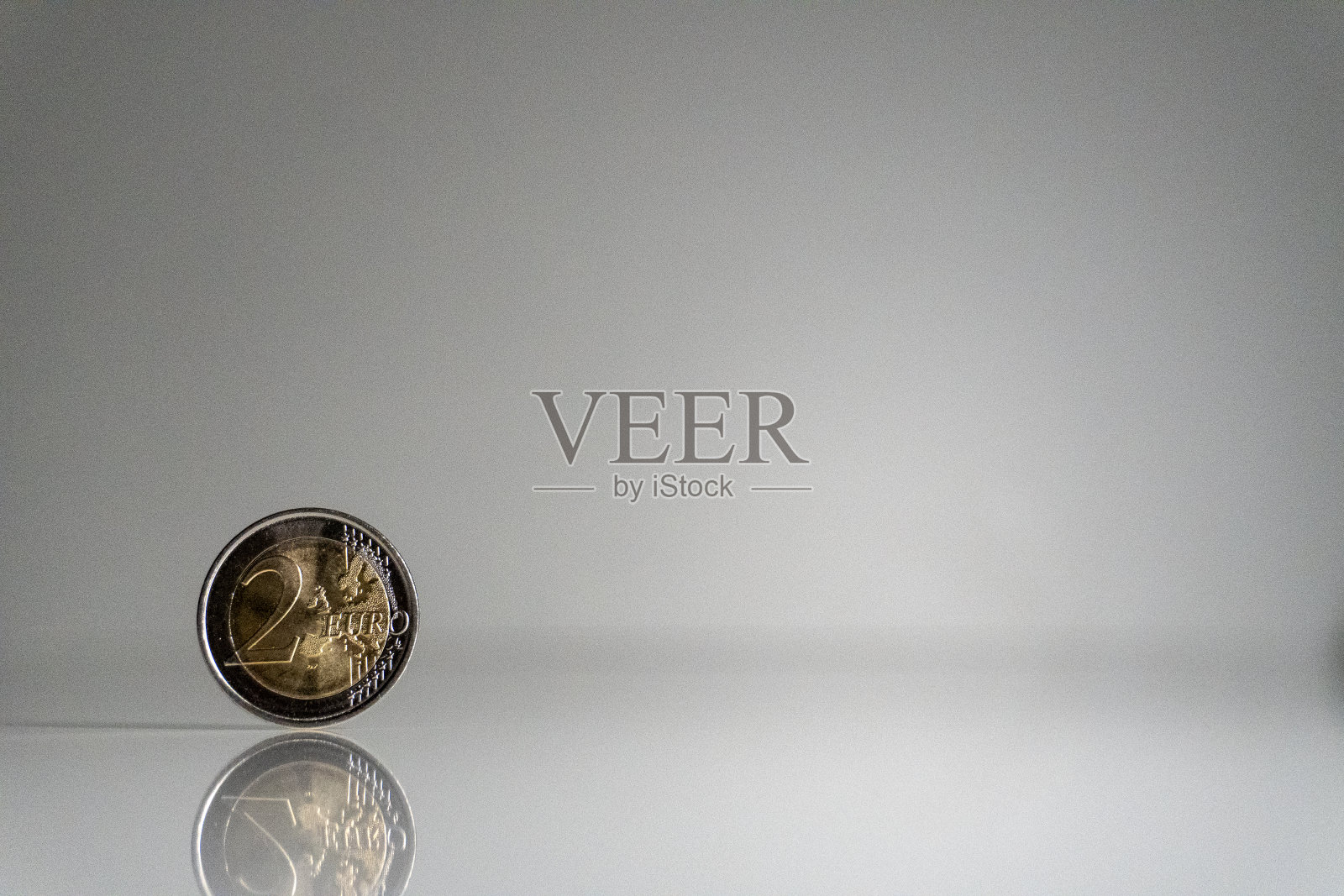 桌上有两枚欧元硬币照片摄影图片