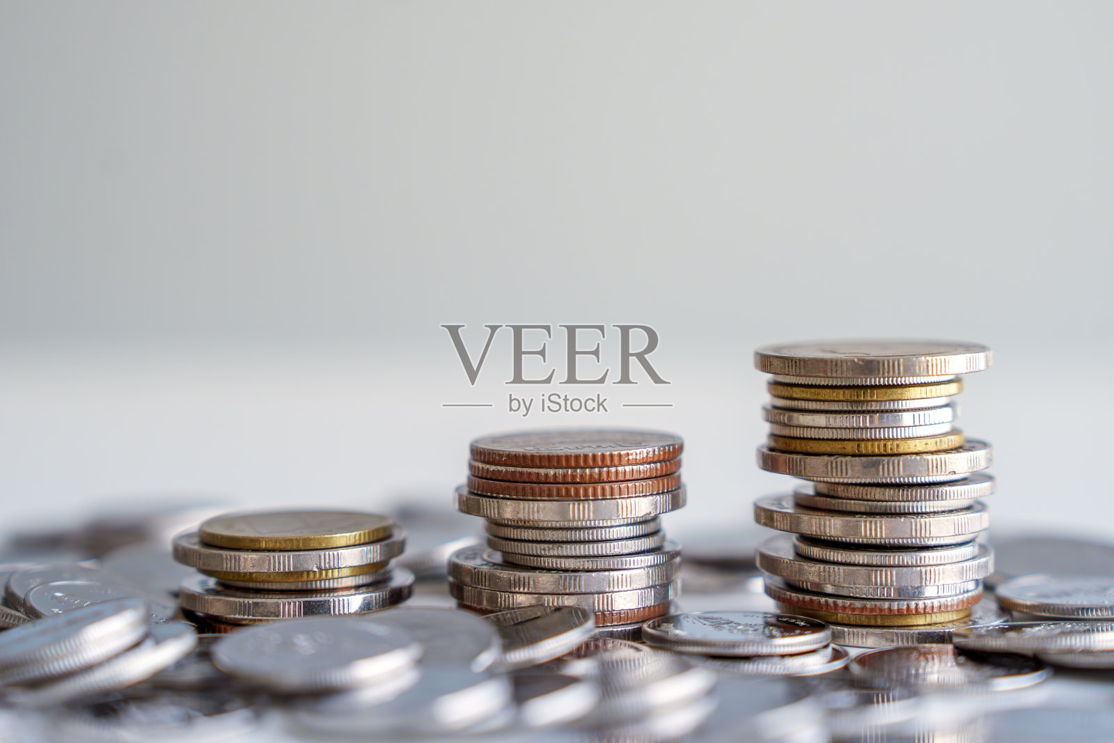 增长的货币硬币堆栈。照片摄影图片