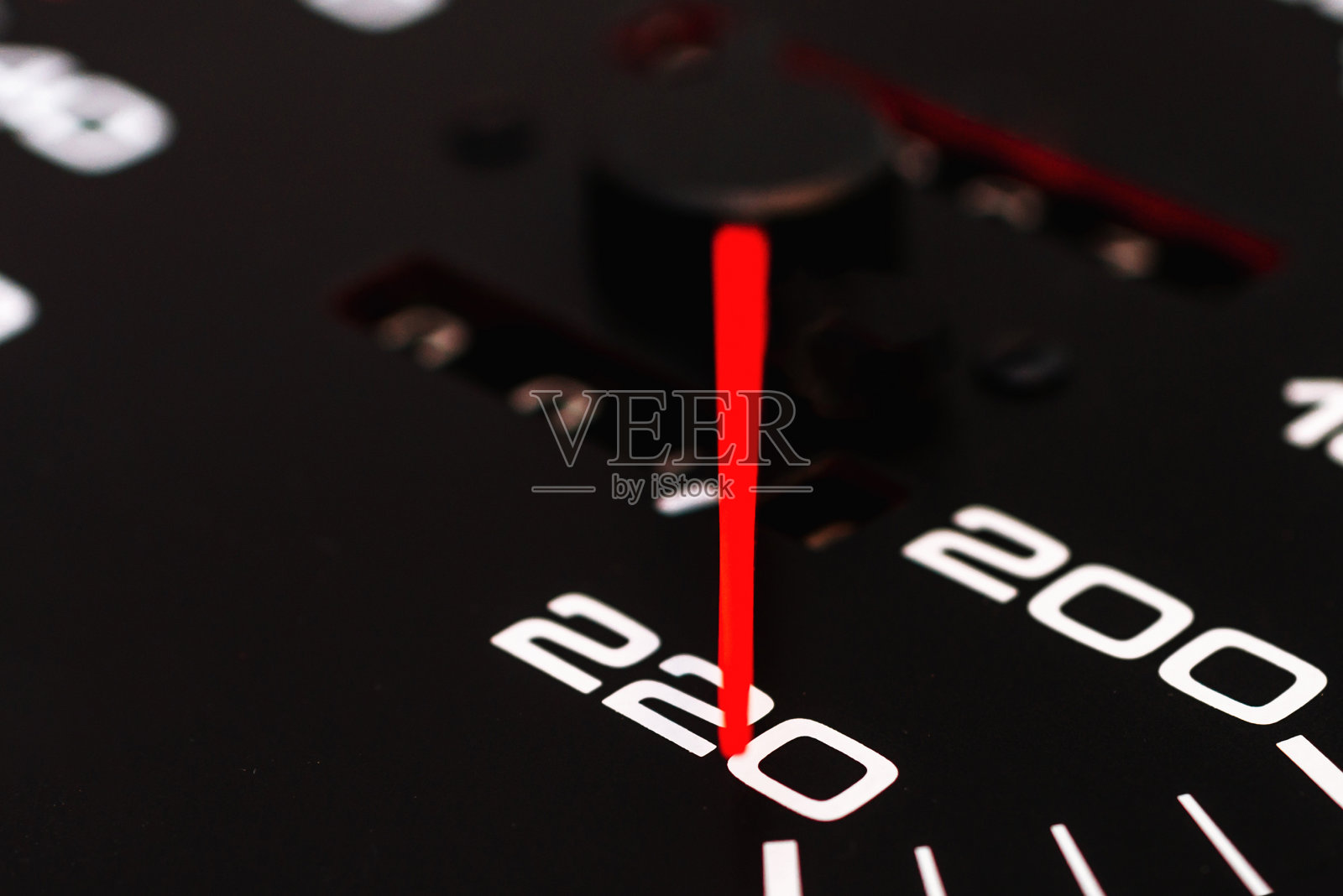 汽车速度表。汽车速度计显示220公里每小时或英里。特写镜头，深黑色背景。汽车危险速度概念照片摄影图片