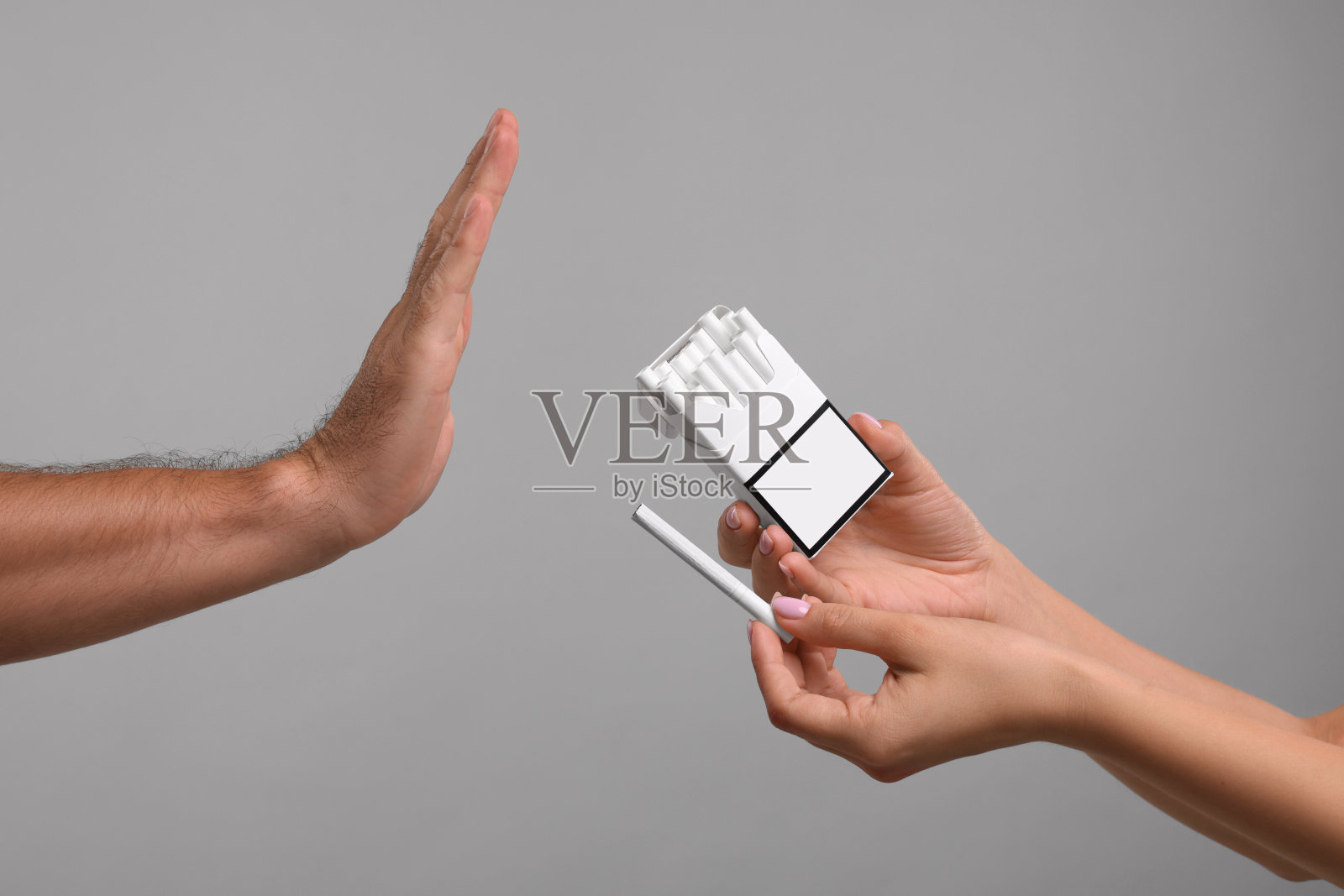 戒烟概念。灰色背景上拒绝吸烟的男子，特写照片摄影图片