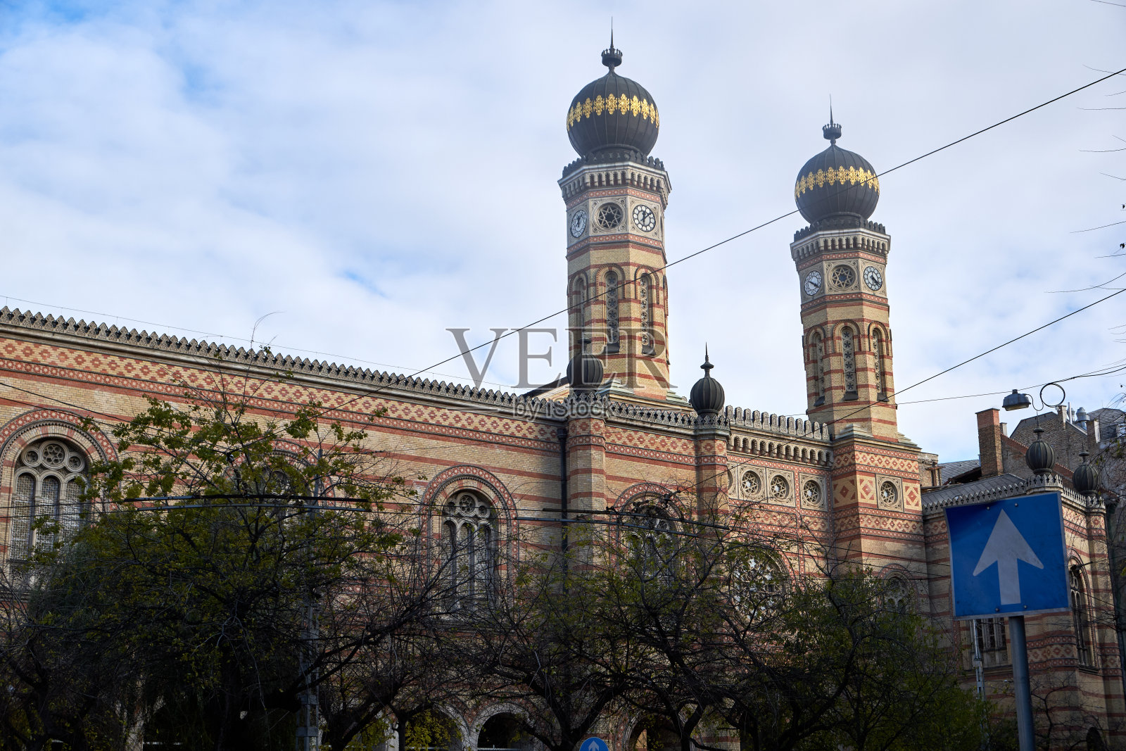 伟大的犹太教堂，布达佩斯，在夜晚发光的犹太传统的象征。在城市的中心，明亮的优雅融合了历史和精神。照片摄影图片