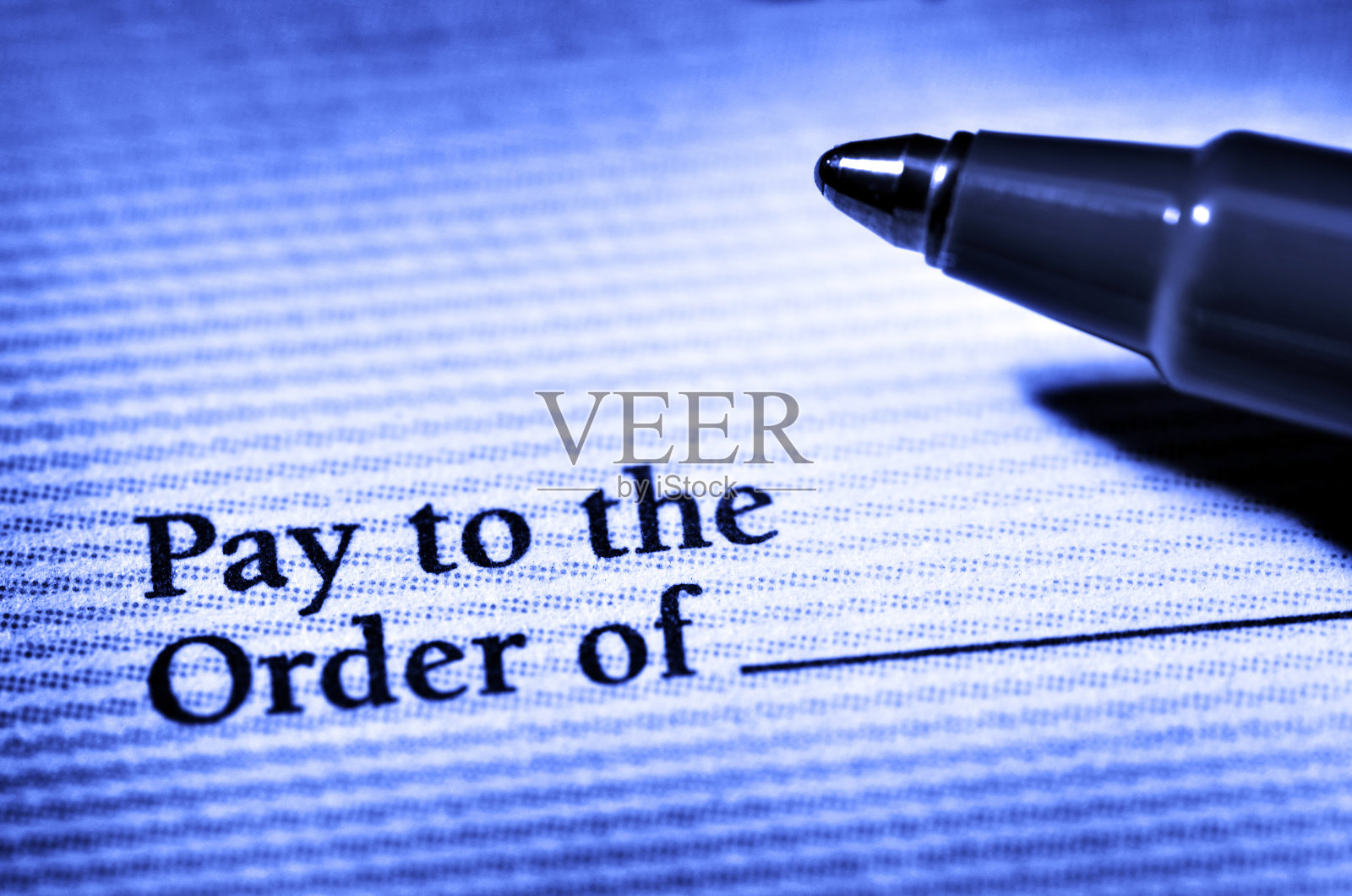 用于支付账单和取钱的支票和笔照片摄影图片