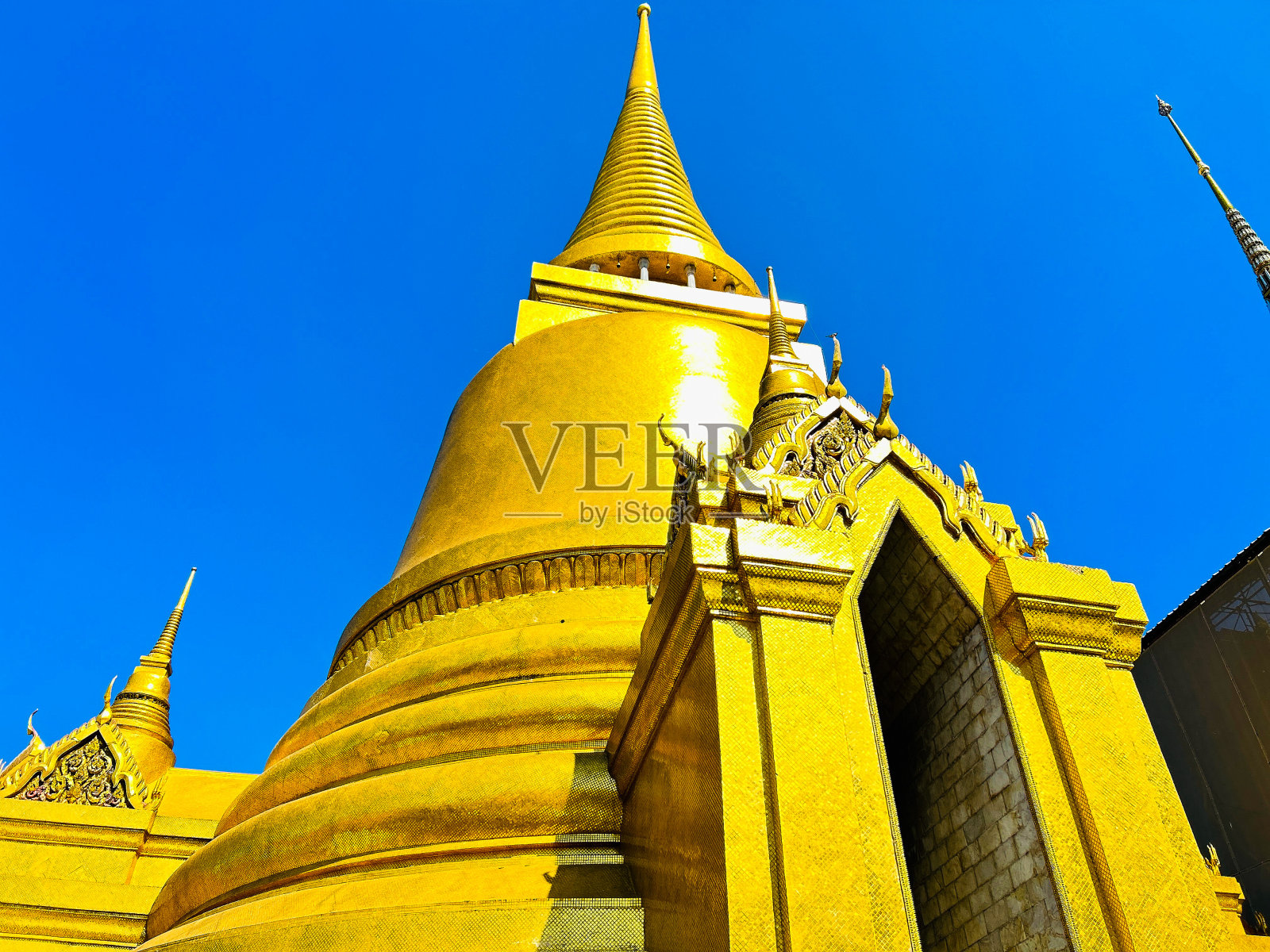 一座宏伟美丽的金塔照片摄影图片