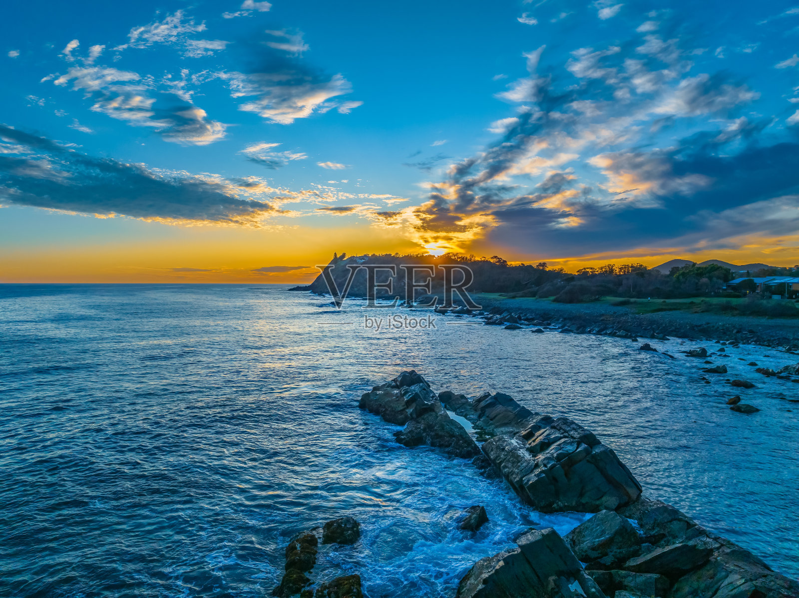 海岸日出与岩层照片摄影图片