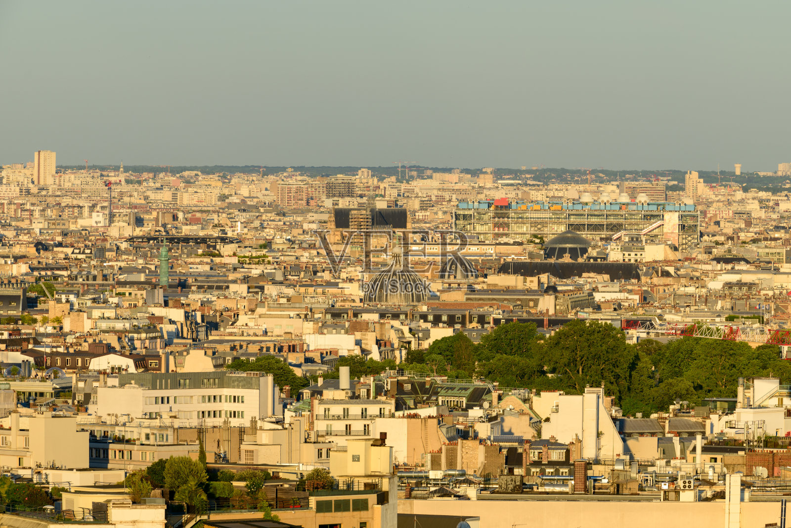 巴黎的屋顶，欧洲，法国，法国岛，巴黎，在夏天，在一个阳光明媚的日子。照片摄影图片