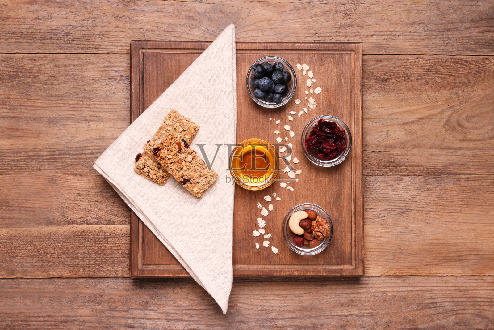 木桌上摆着美味的格兰诺拉燕麦棒，俯视图照片摄影图片