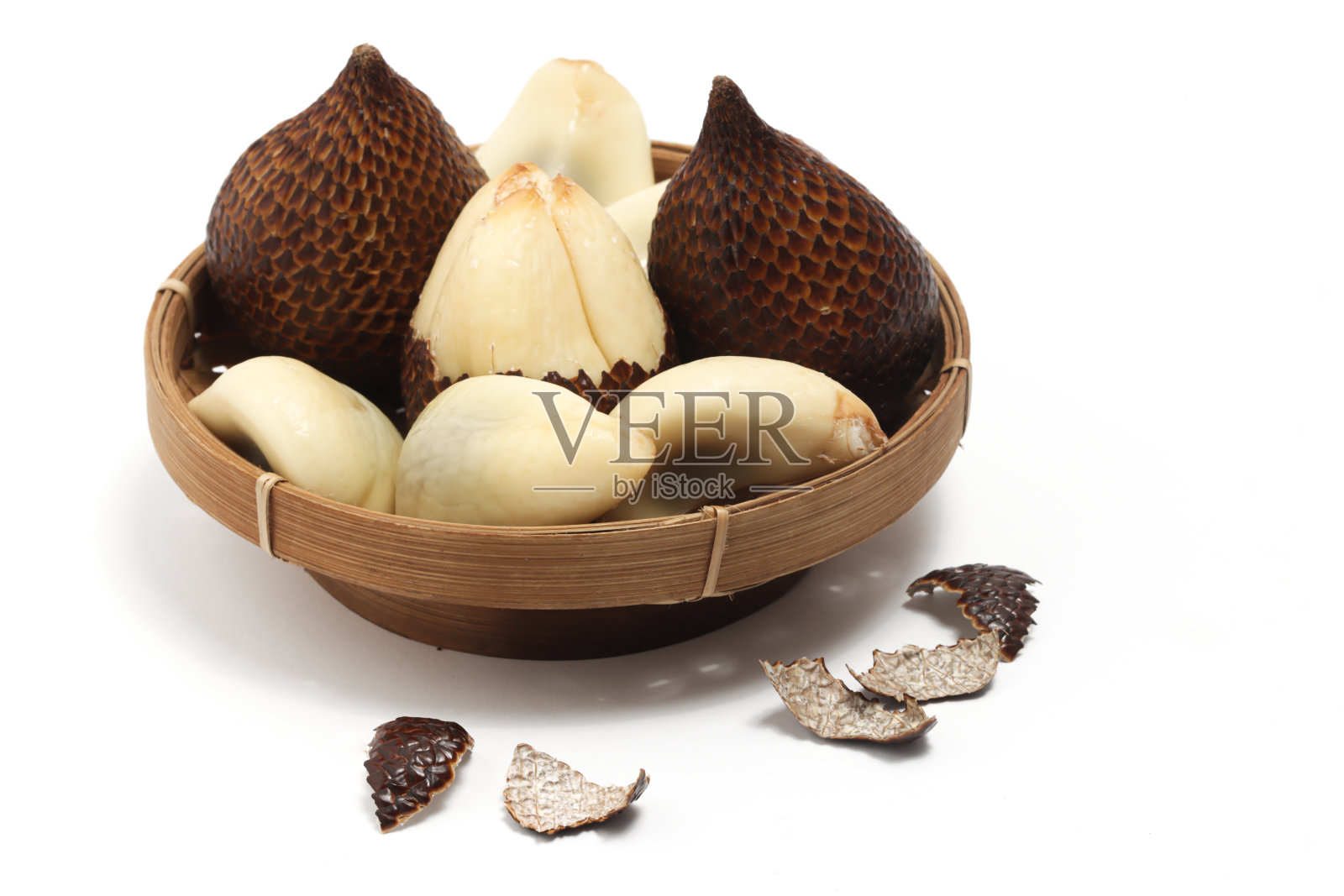 半切去皮新鲜有机蛇果美味与皮在竹篮盘隔离在白色背景剪辑路径照片摄影图片