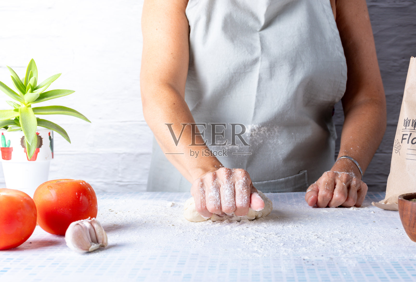 女人的手在揉面团。照片摄影图片