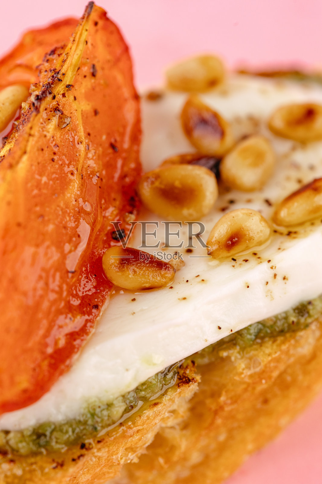 宏意式烤面包在一个粉红色的背景照片摄影图片