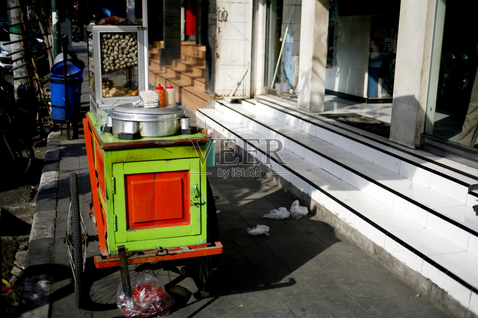 街边的小吃车叫pentol或bakso中的行人照片摄影图片