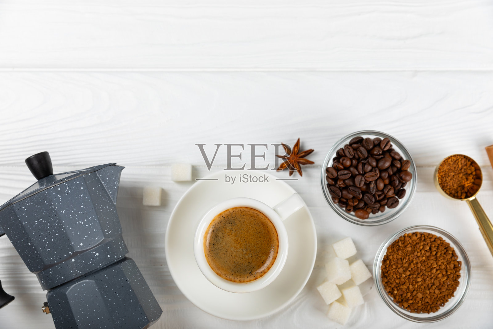 制作咖啡的原料。不同的方式制作咖啡间歇泉摩卡机，土耳其咖啡壶(cezve)。用牛奶、肉桂和八角茴香制作咖啡。平的。前视图。本空间照片摄影图片