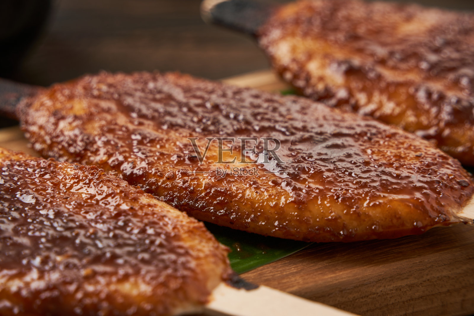 日本食物“Gohei Mochi”:填有豆酱的年糕照片摄影图片