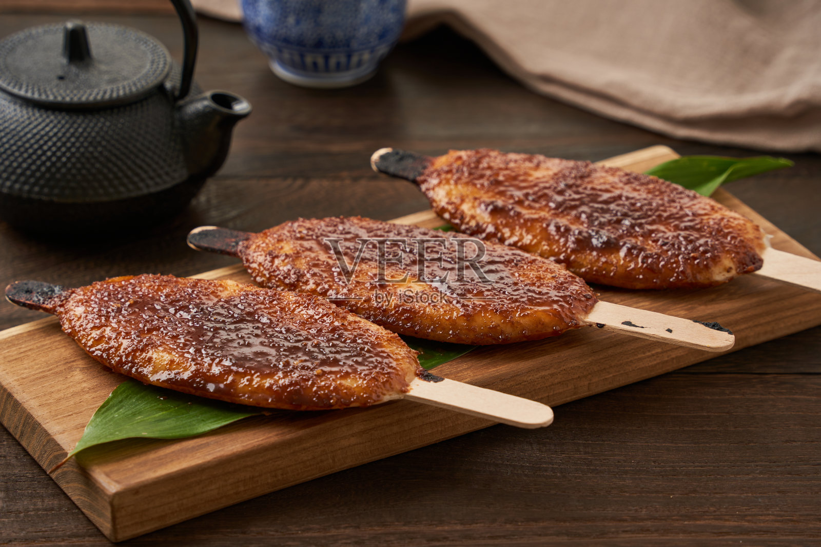 日本食物“Gohei Mochi”:填有豆酱的年糕照片摄影图片