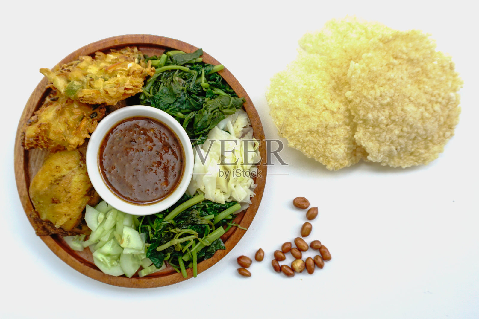 花生酱爪哇沙拉：搭配蔬菜油条和炸鸡照片摄影图片