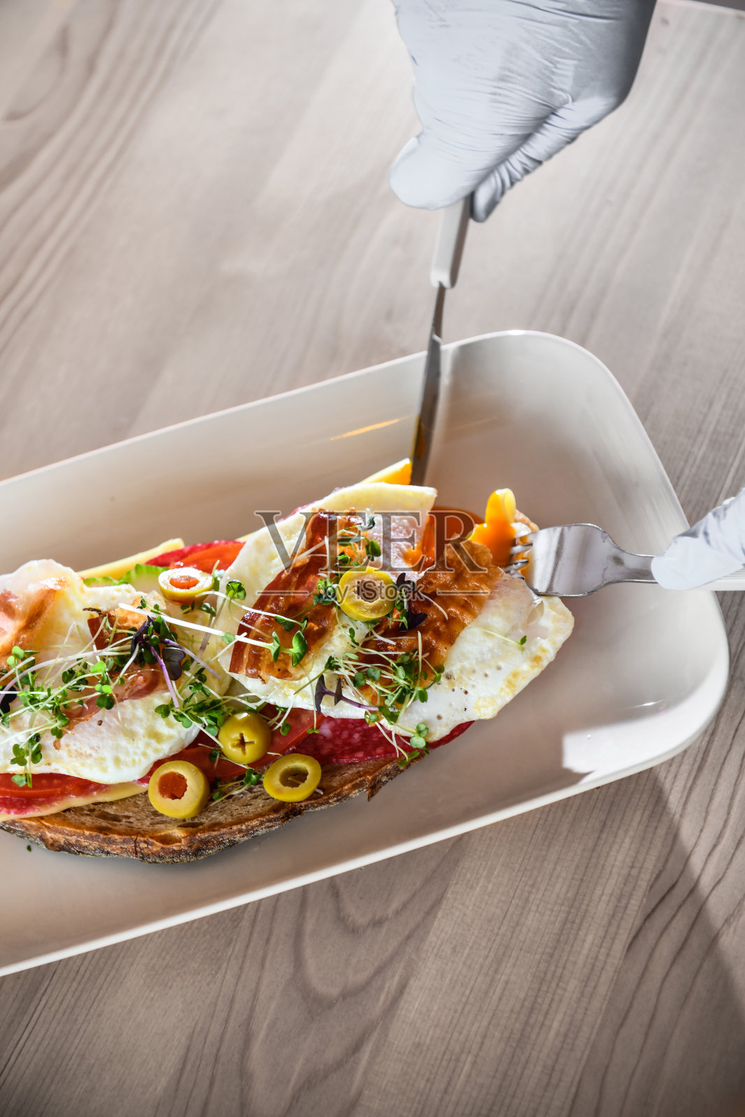 意式烤面包配意大利腊肠，橄榄，马苏里拉奶酪和香料，即食照片摄影图片