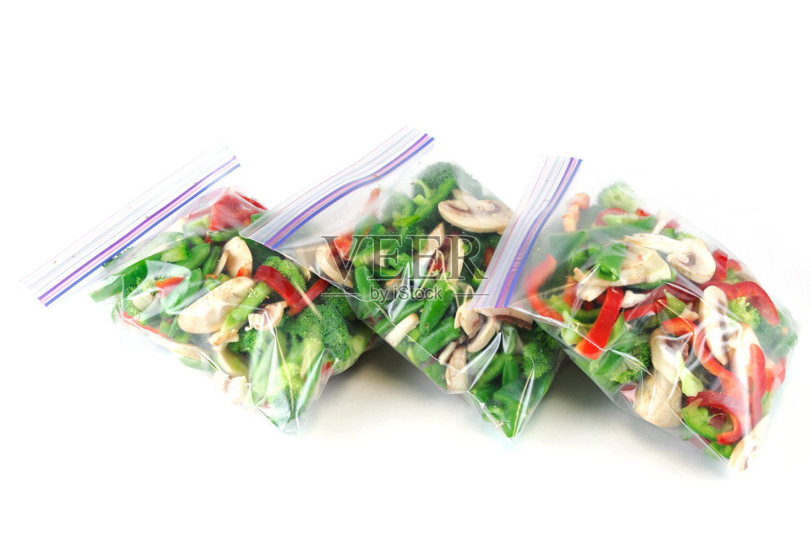 白底塑料袋里的冷冻蔬菜照片摄影图片