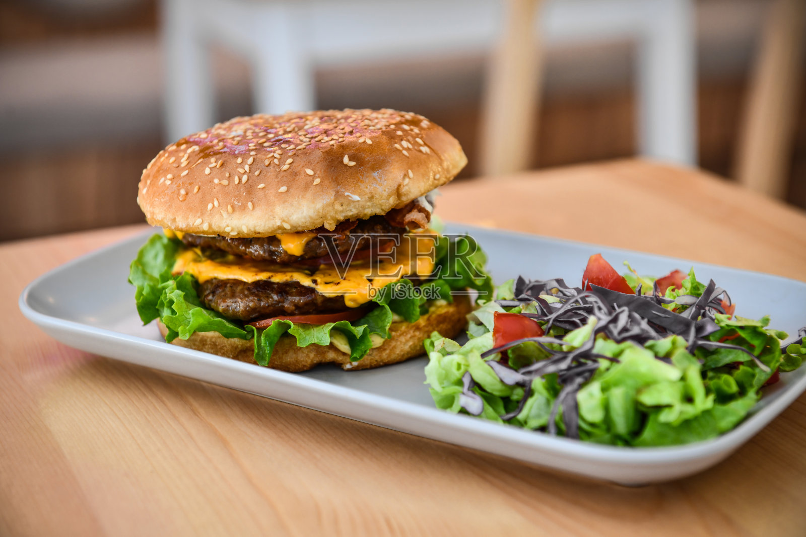 奶酪汉堡和沙拉放在盘子里照片摄影图片