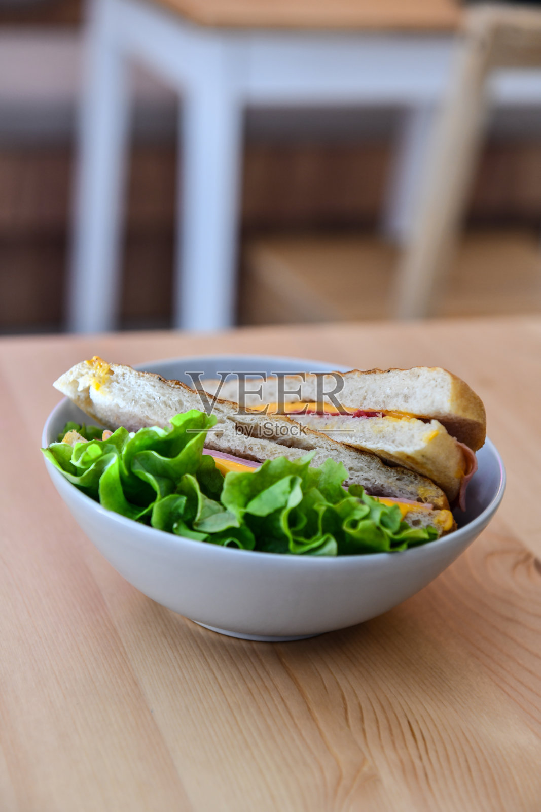 满是奶酪、火腿和生菜装饰的烤面包照片摄影图片