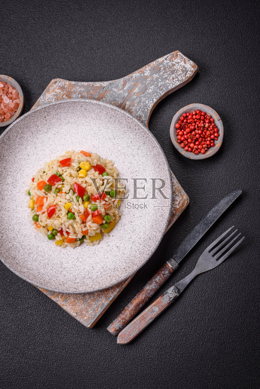 美味的白米饭配上蔬菜、甜椒、胡萝卜、豌豆、盐和香料照片摄影图片