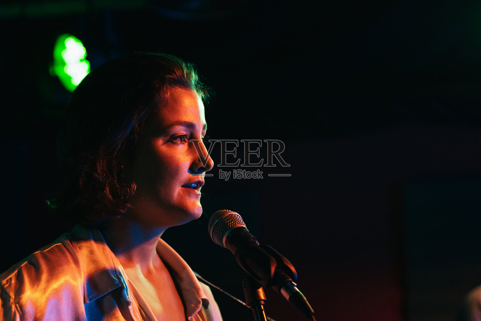 音乐家们在舞台上用彩灯表演现场音乐会照片摄影图片