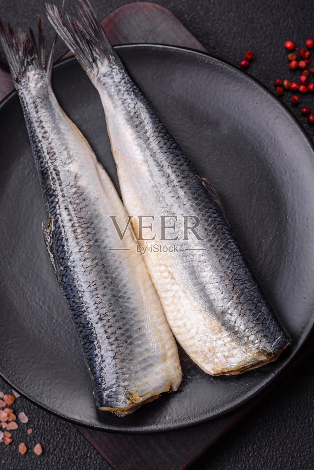 用盐、香料和香草腌制的太平洋鲱鱼片照片摄影图片