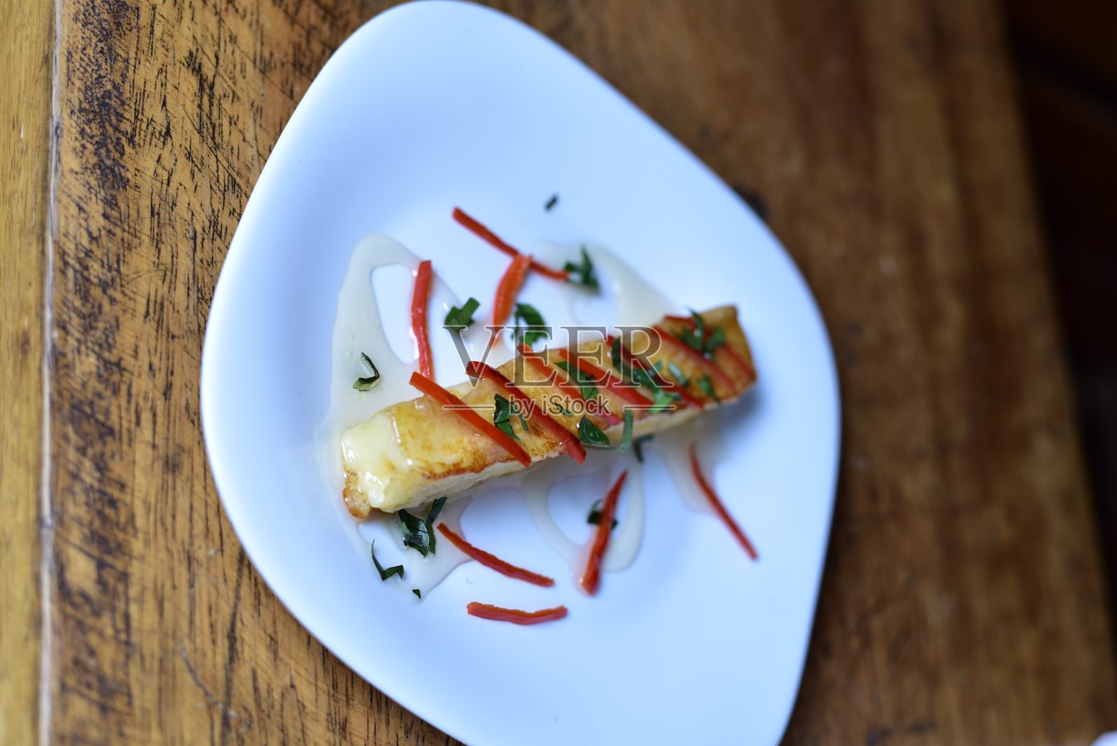 Coalho奶酪配蜂蜜和胡椒酸甜食物照片摄影图片