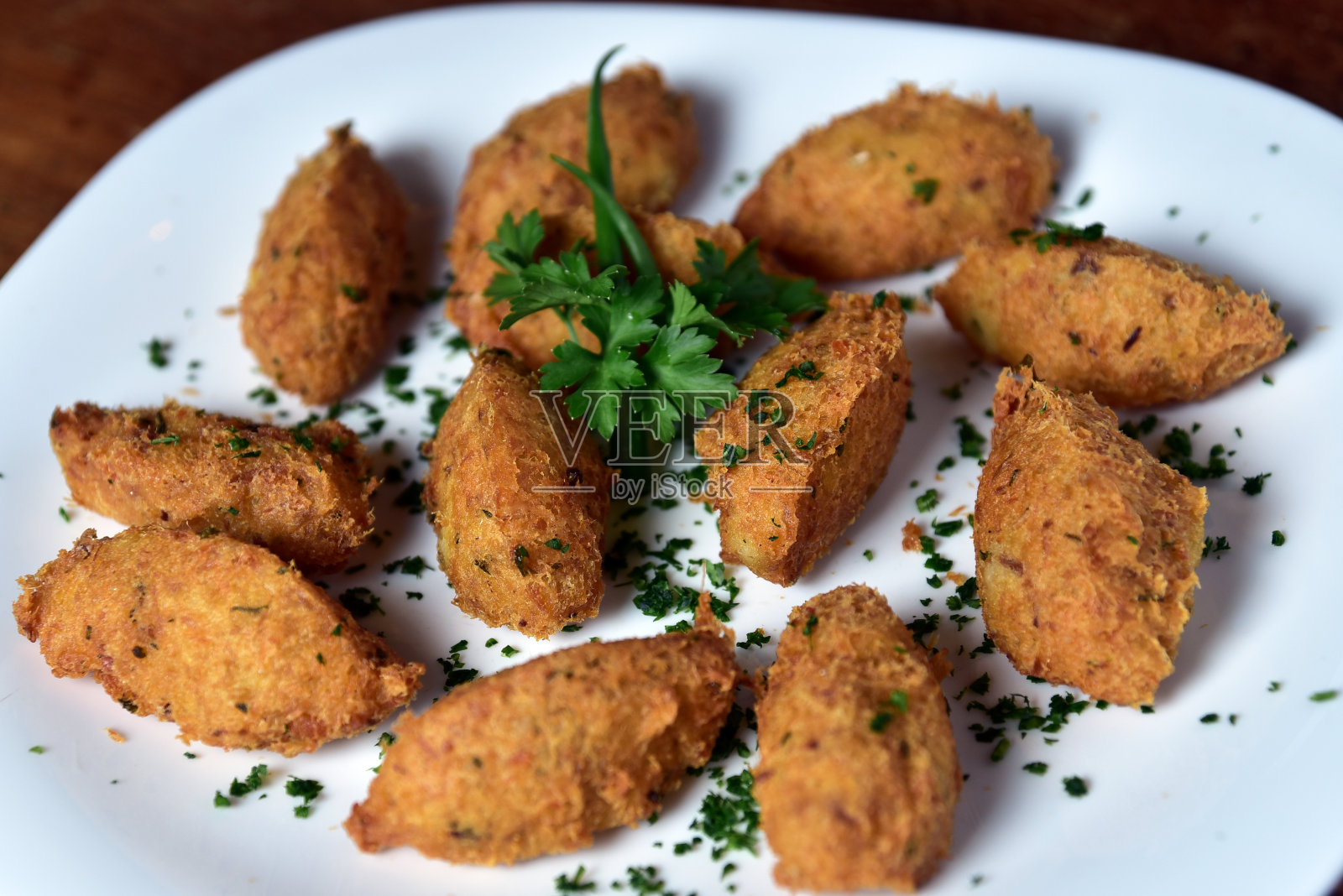 鳕鱼油条炸鱼肉丸典型的葡萄牙食物炸鳕鱼照片摄影图片
