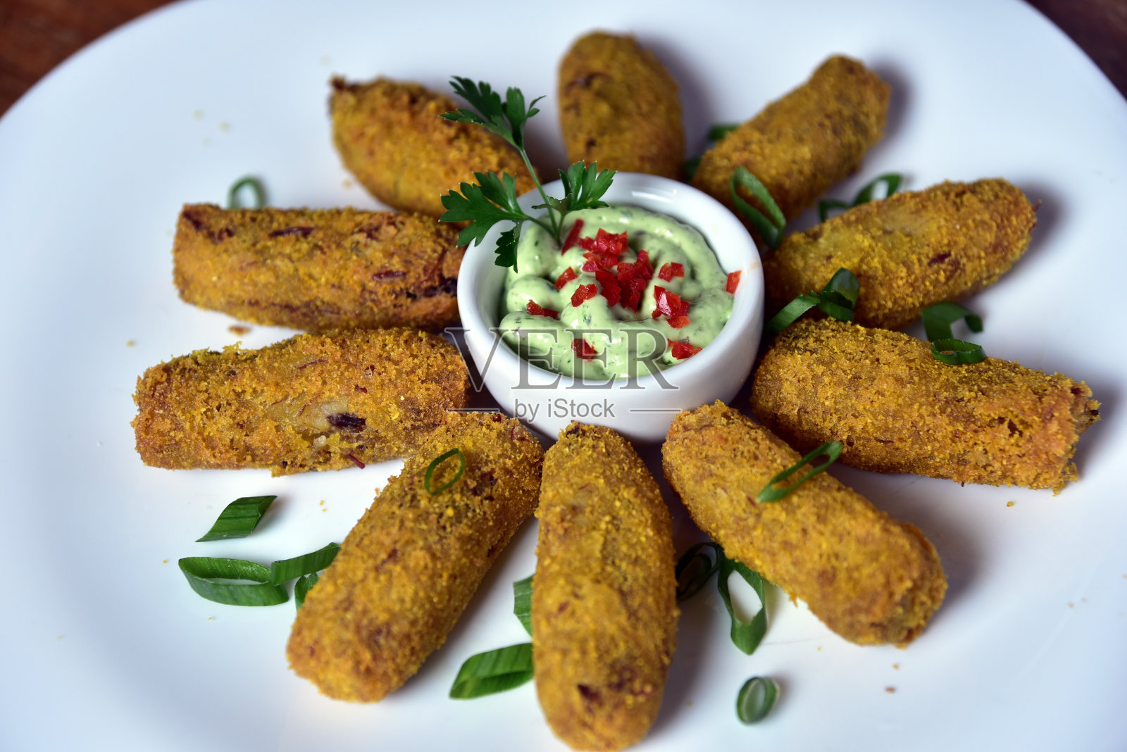 鳕鱼油条炸鱼肉丸典型的葡萄牙食物炸鳕鱼照片摄影图片