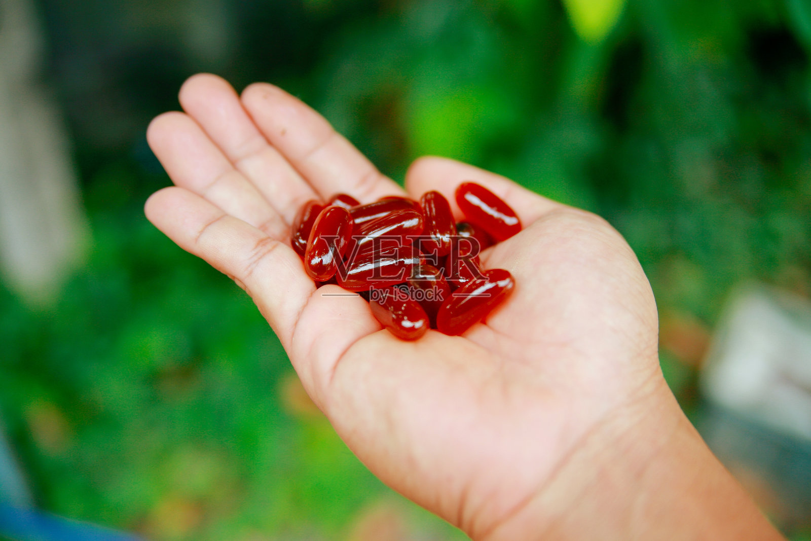 红药丸在手照片摄影图片