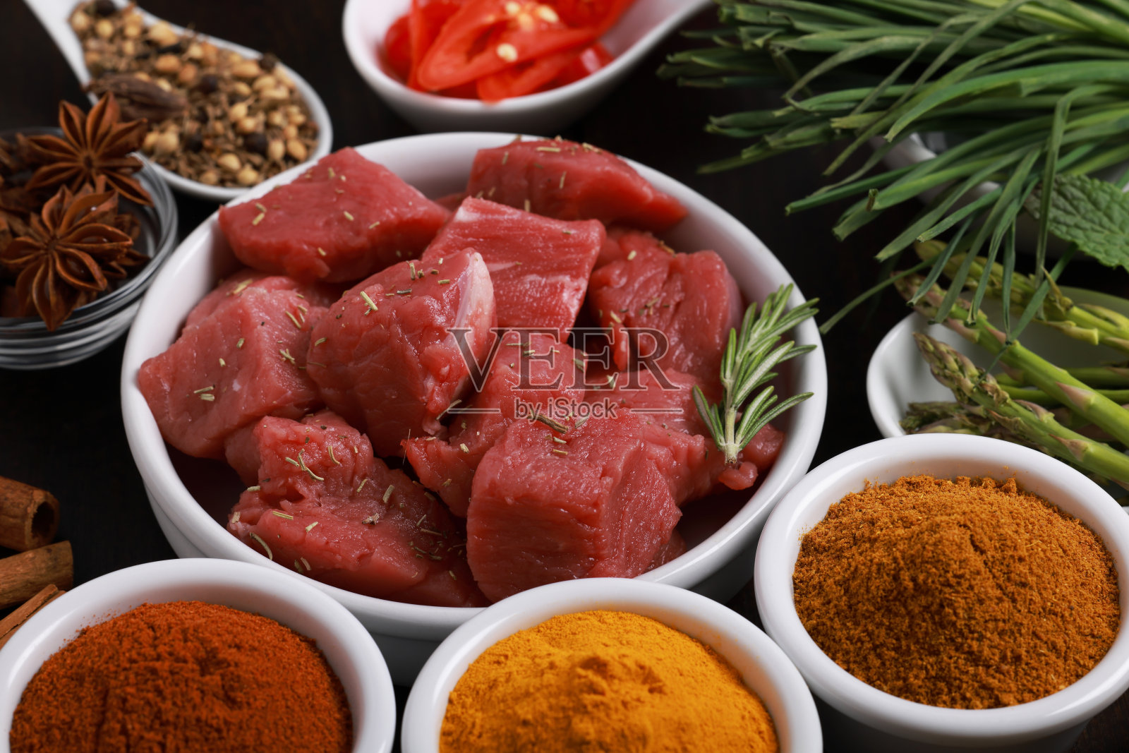 准备炖菜的炖牛排照片摄影图片