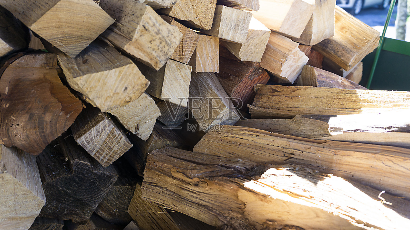 堆放在木柴架上的木柴照片摄影图片