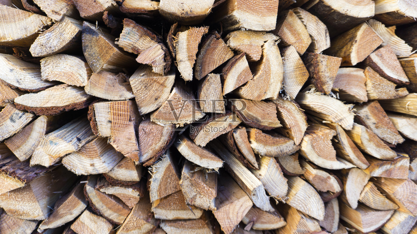 堆放在木柴架上的木柴照片摄影图片