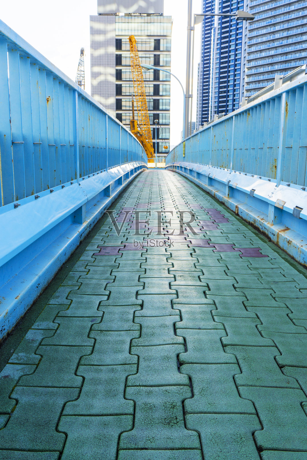 城市中人行天桥上的楼梯和栏杆照片摄影图片