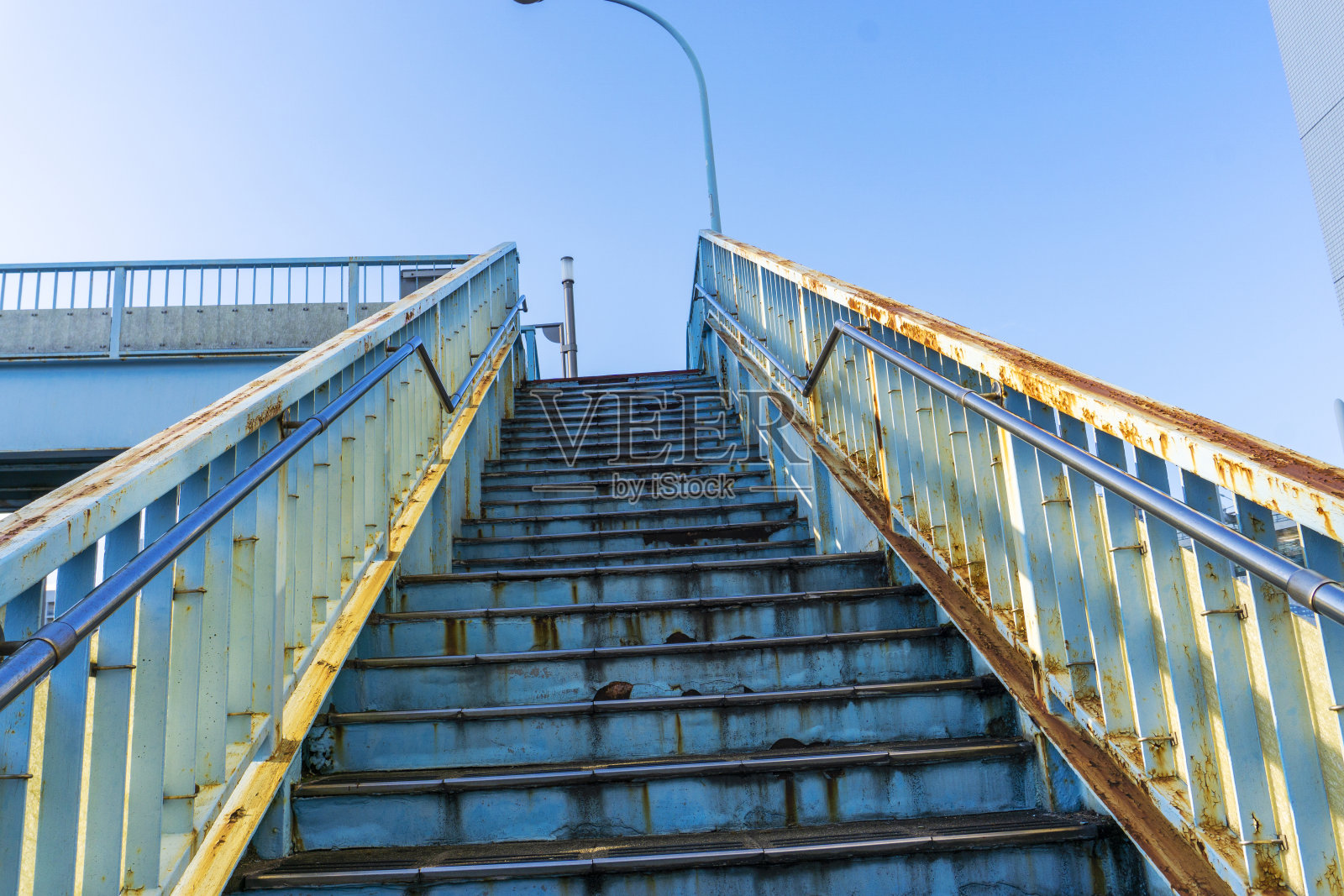 城市中人行天桥上的楼梯和栏杆照片摄影图片