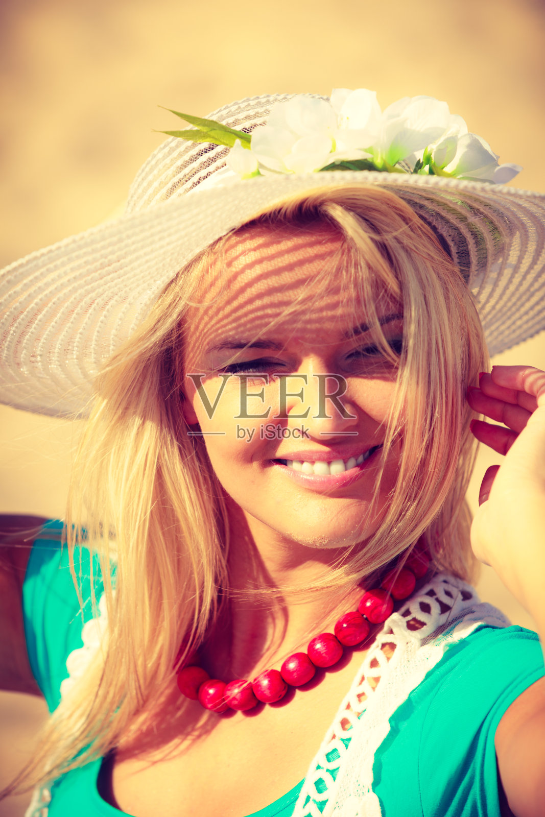 好女人的阳光肖像。照片摄影图片