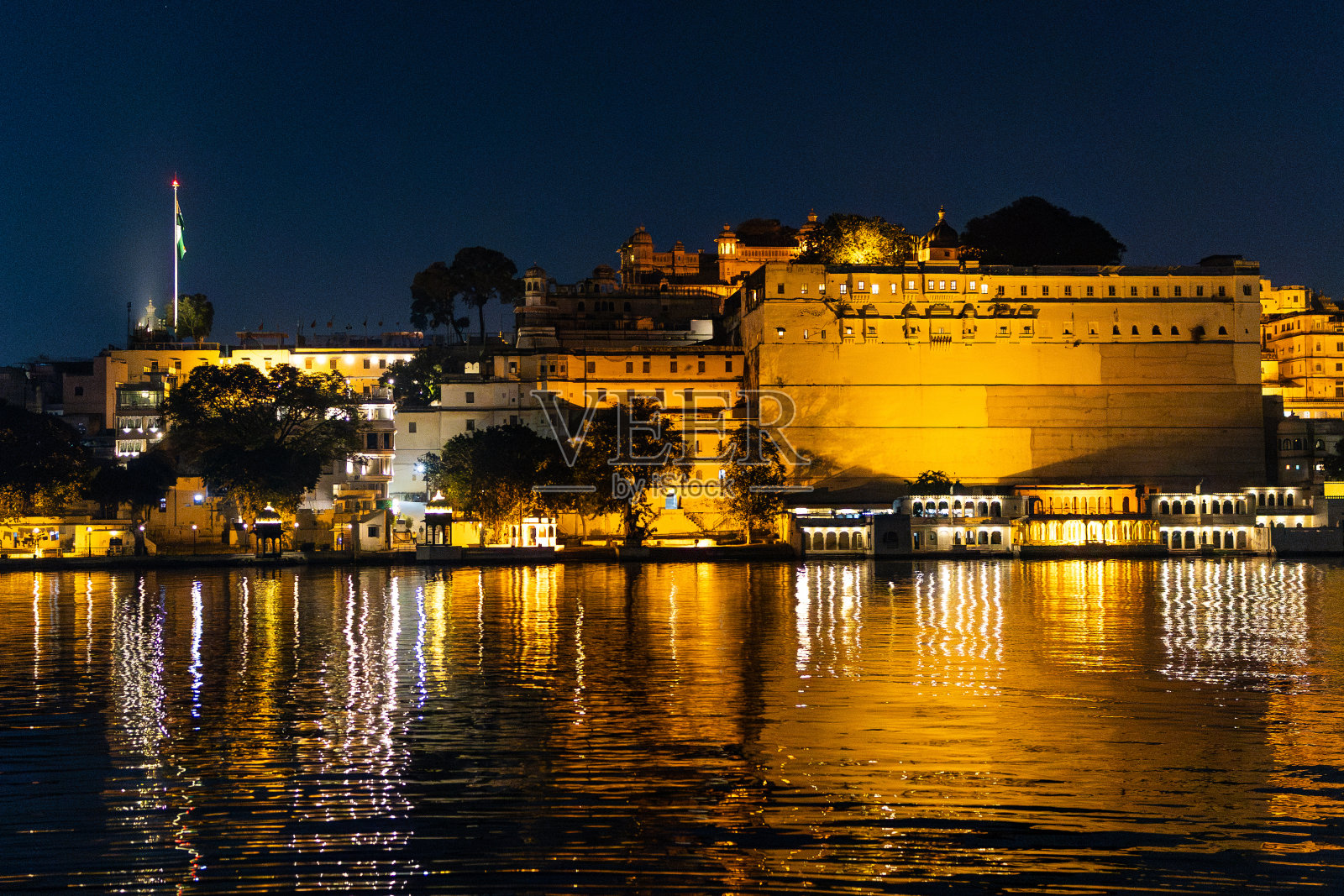 古老的建筑，湖岸边的历史建筑照片摄影图片