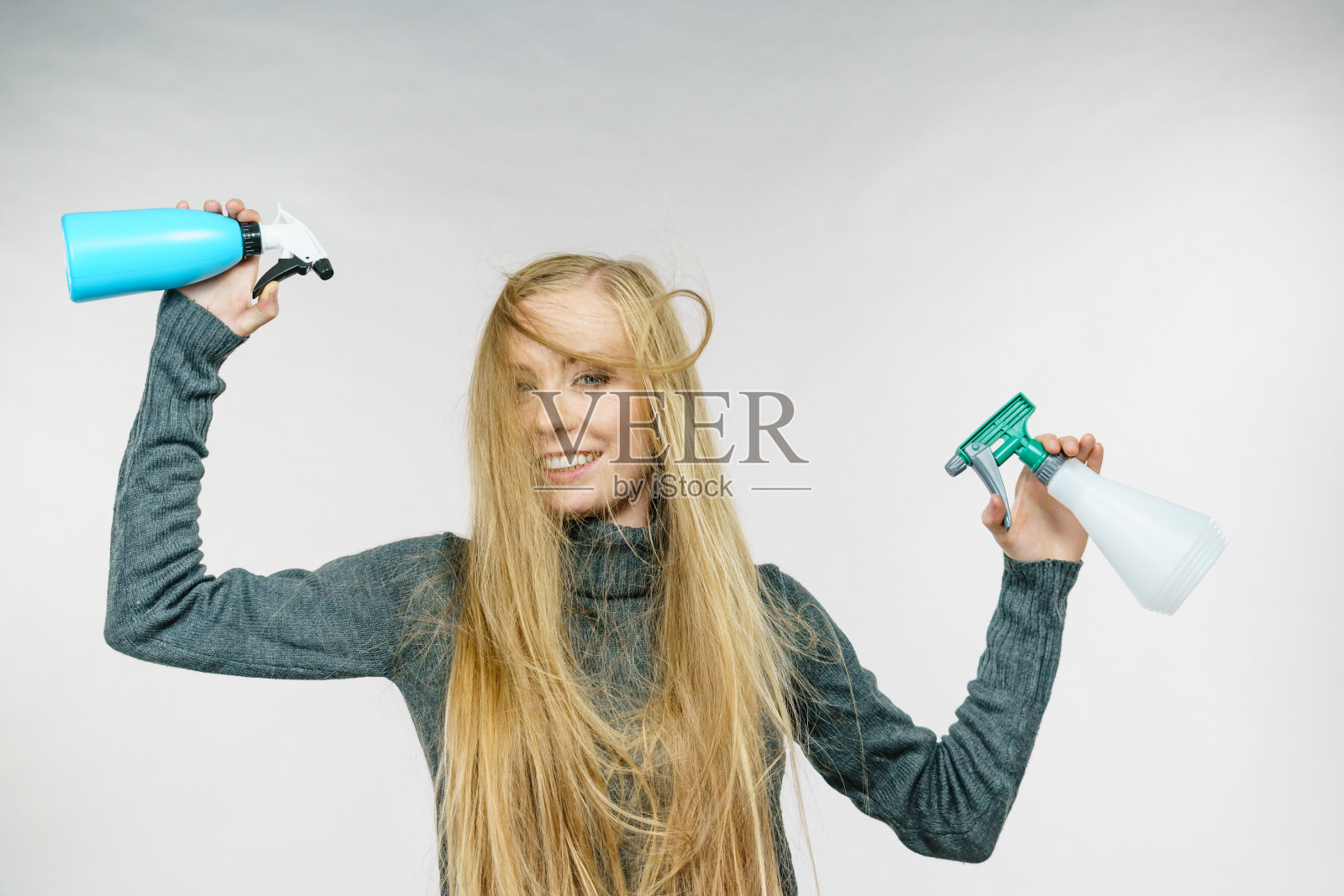 女性凌乱的长发拿着喷雾瓶照片摄影图片