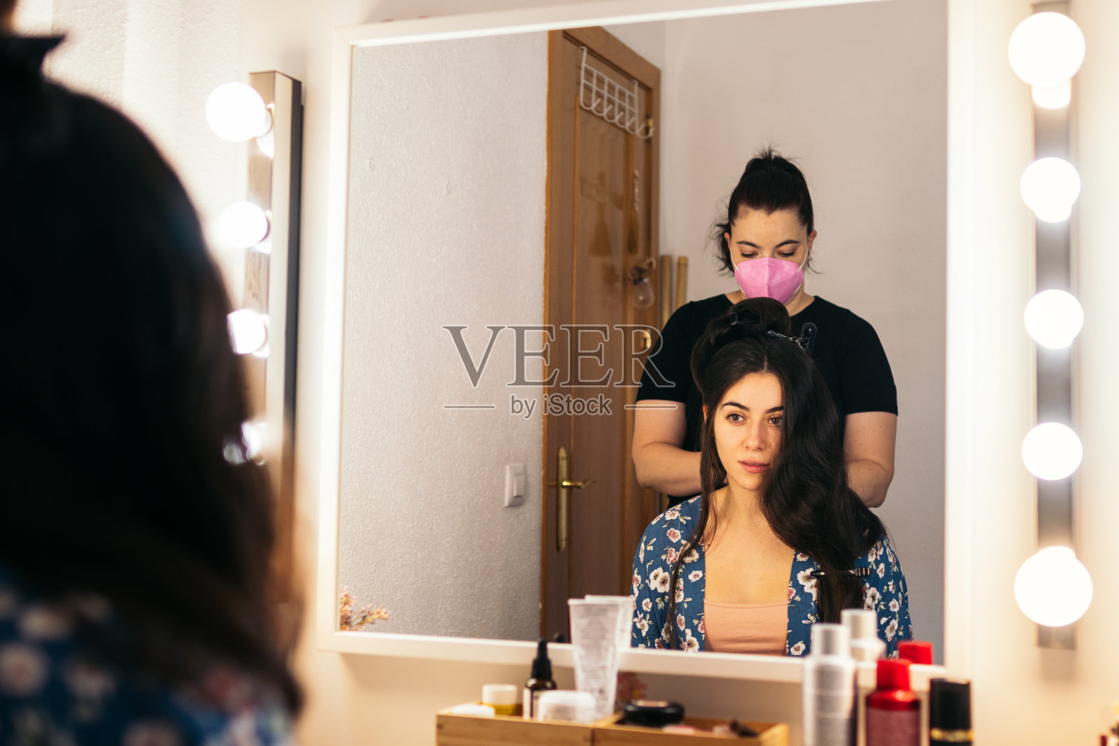 理发师在镜子前给一个女人做头发照片摄影图片