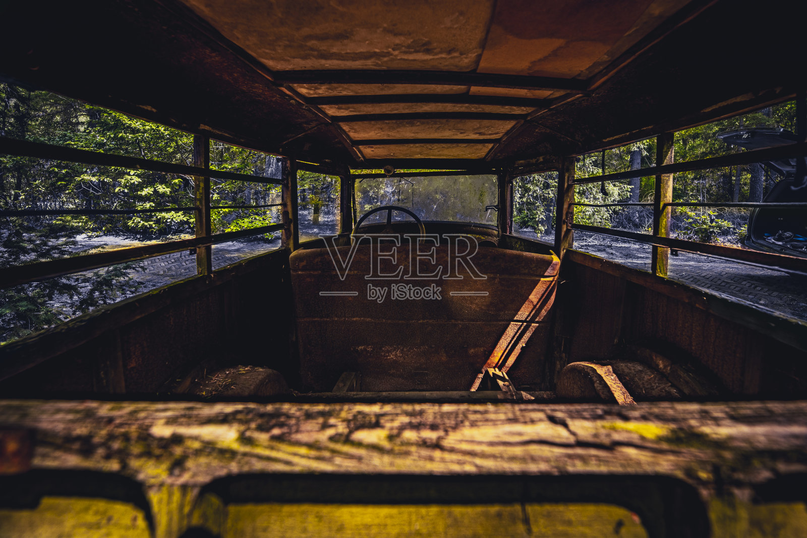 那辆被遗弃的金色旧车。照片摄影图片