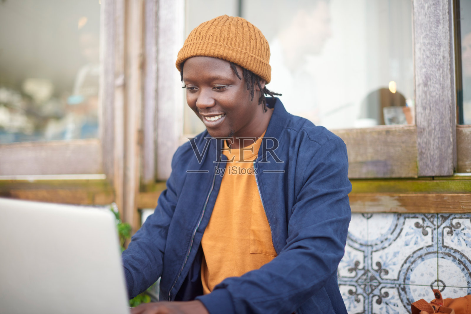 远程工作，微笑和一个带着笔记本电脑的黑人，互联网和与网站信息或文案的连接。非洲人，企业家或自由职业者与电脑或数字应用程序与创造力照片摄影图片