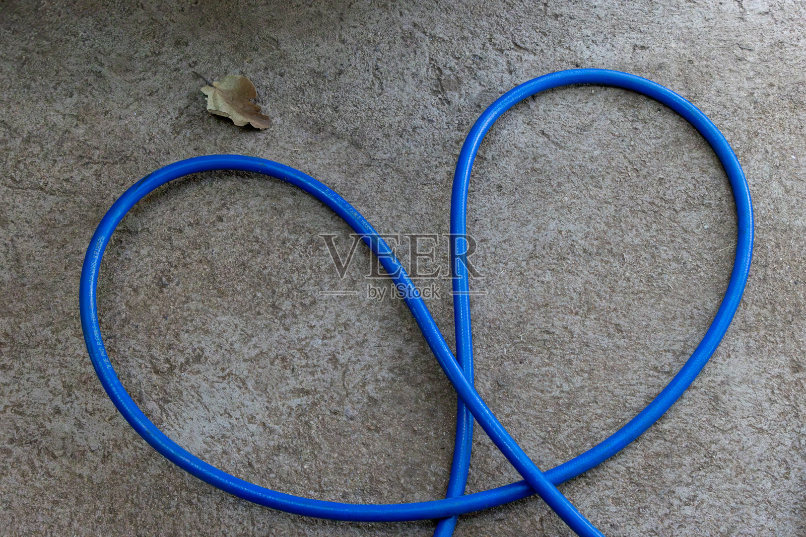 心形的蓝色管子。幻想性视错觉。照片摄影图片