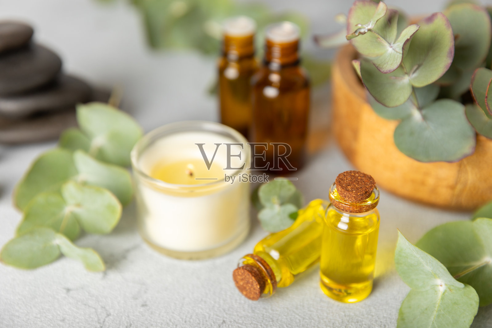 桉树精油在一个玻璃瓶子与绿色桉树叶子纹理木制背景。芳香疗法的概念。水疗中心。天然有机成分，用于化妆品和身体护理。本空间照片摄影图片