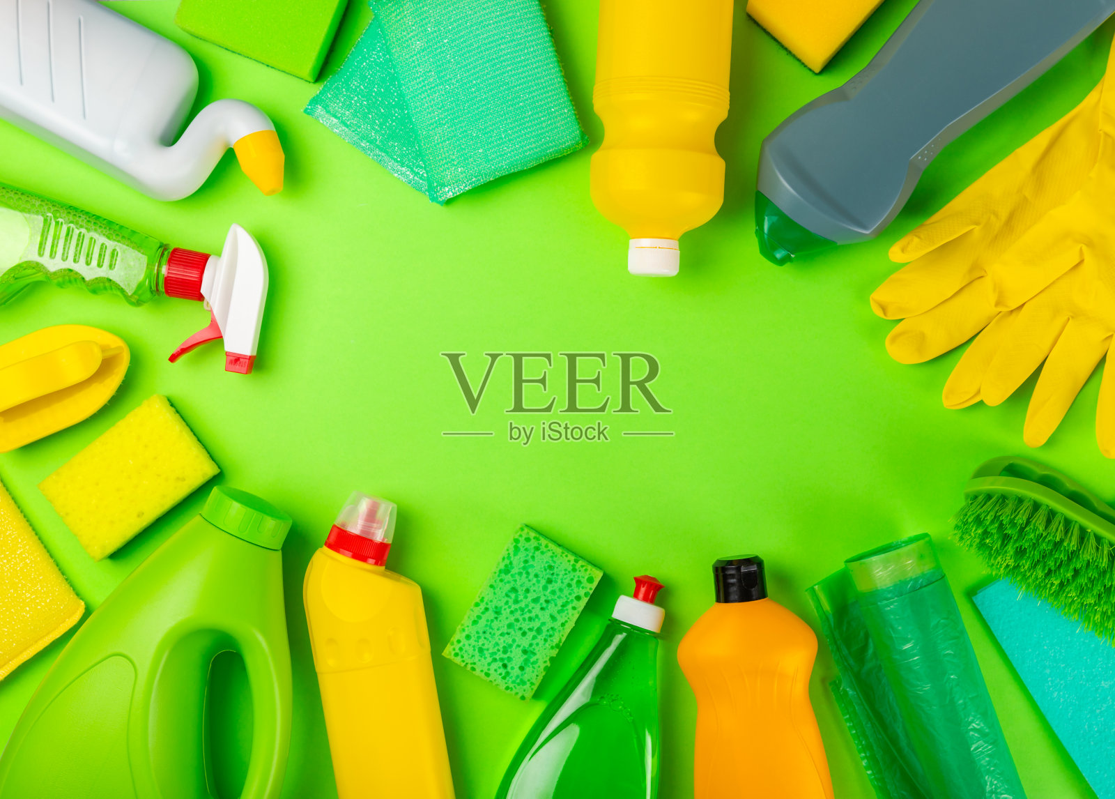 清洁服务理念。木质背景家用清洁产品。装有家用化学品的桶。家庭或办公室清洁用品。早春定期大扫除。本空间照片摄影图片