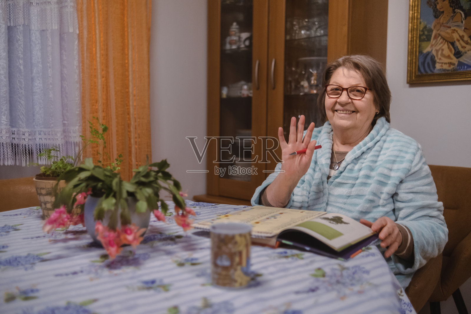 一位资深植物爱好者的肖像照片摄影图片